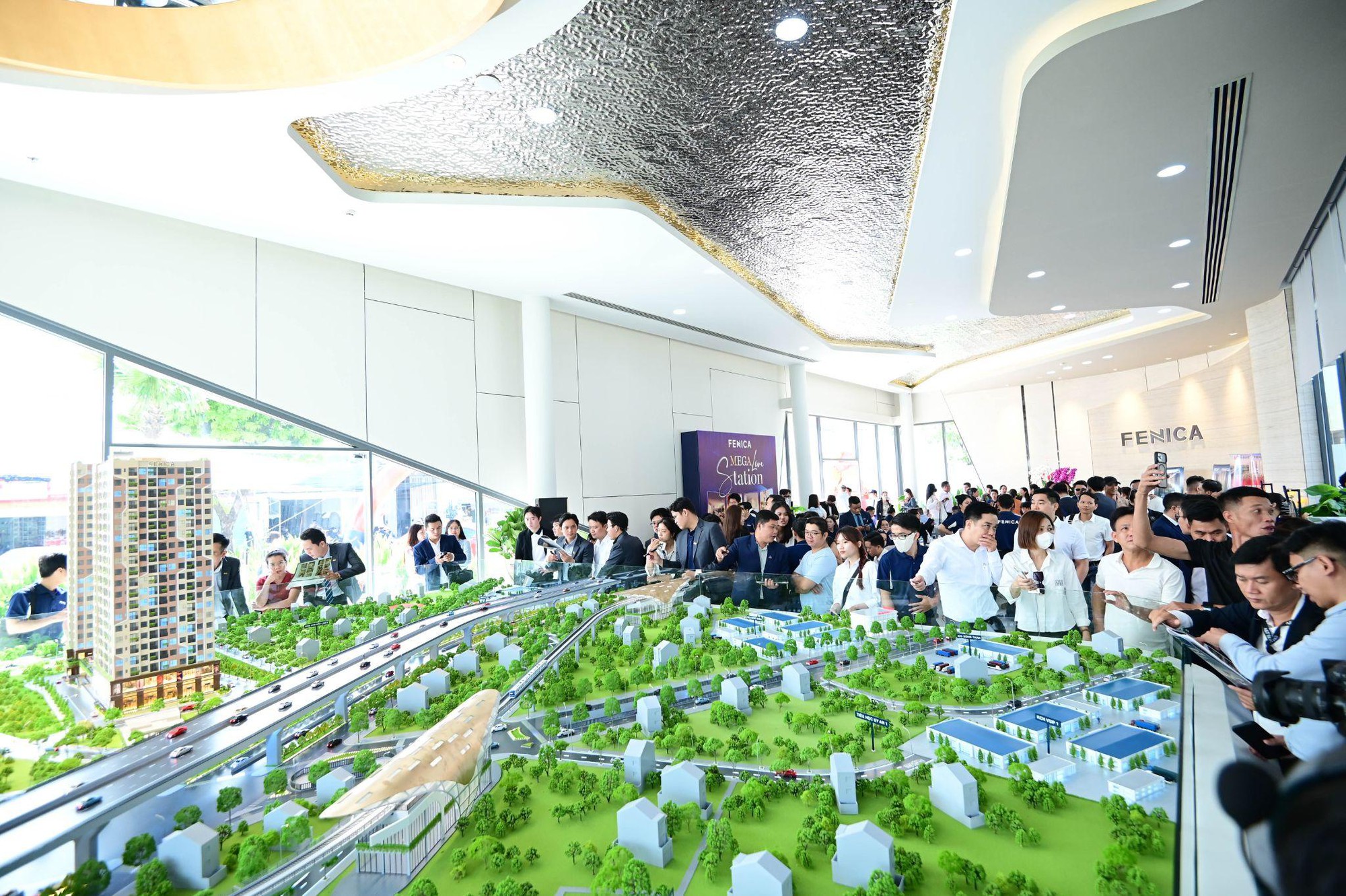 Căn hộ mẫu Fenica thu hút đông đảo khách hàng dịp khai trương 2 Sự kiện khai trương căn hộ mẫu Fenica đã thu hút hàng trăm khách hàng đến tham quan và trải nghiệm thực tế.