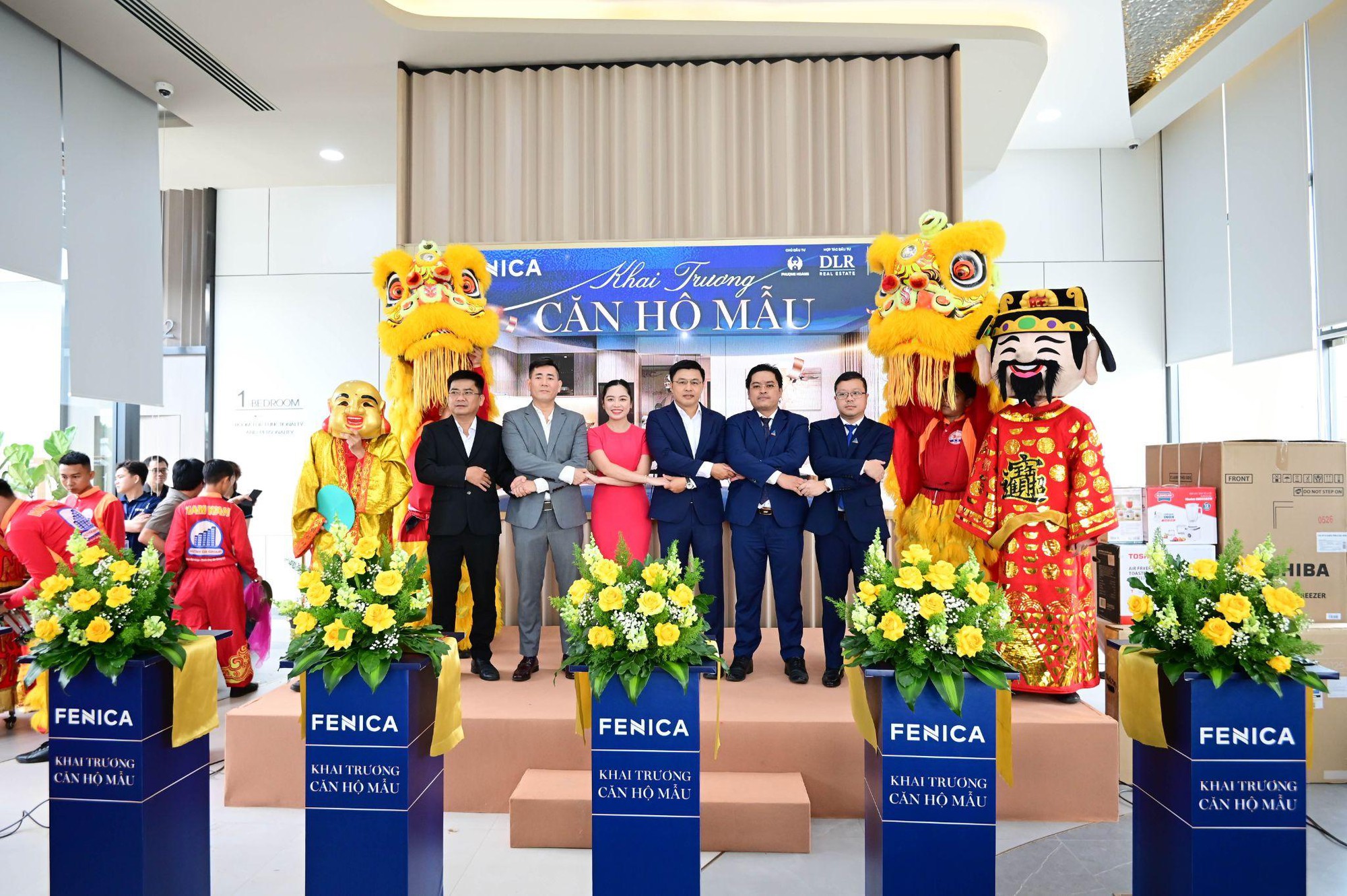 Căn hộ mẫu Fenica thu hút đông đảo khách hàng dịp khai trương 1 Đại diện chủ đầu tư Phượng Hoàng, Đơn vị Hợp tác Đầu tư Dalat Realco, Đơn vị Triển khai Dự án DXMD Vietnam cùng cắt băng khai trương căn hộ mẫu dự án Fenica.